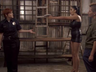 Geiler Kellerfick zwei Lesben treiben es hart auf dem Tisch